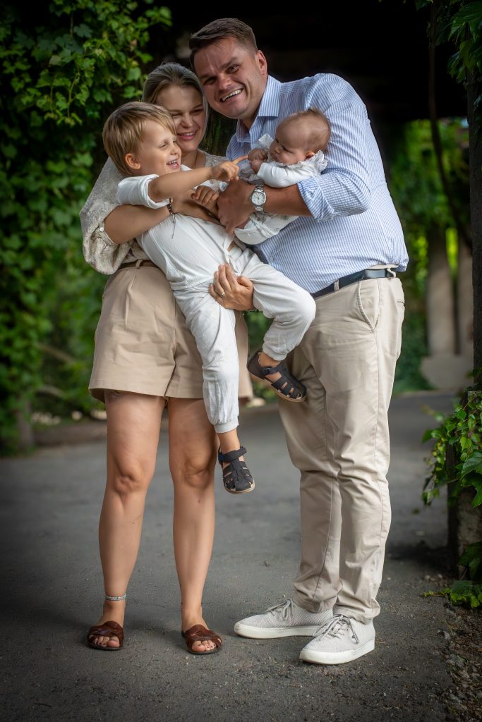 Pani Joanna z rodziną podczas plenerowej sesji rodzinnej wykonanej przez Brym Studio 29 lipca 2025 roku
