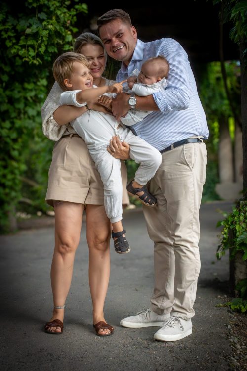 Pani Joanna z rodziną podczas plenerowej sesji rodzinnej wykonanej przez Brym Studio 29 lipca 2025 roku