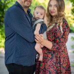 Pani Katarzyna z rodziną podczas plenerowej sesji rodzinnej wykonanej przez Brym Studio 25 czerwca 2025 roku