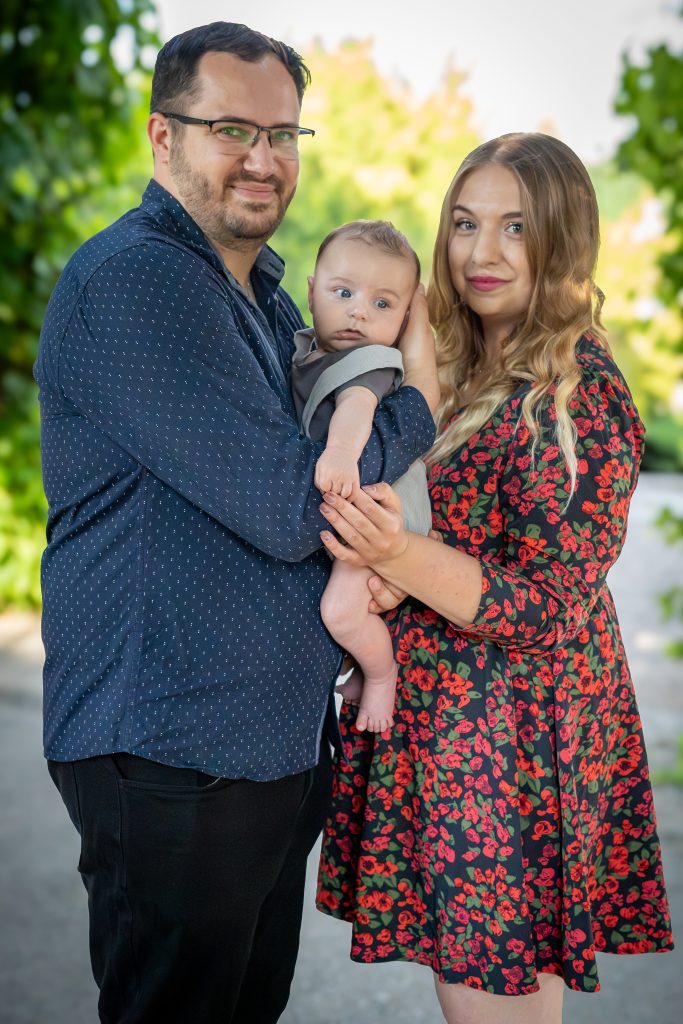 Pani Katarzyna z rodziną podczas plenerowej sesji rodzinnej wykonanej przez Brym Studio 25 czerwca 2025 roku