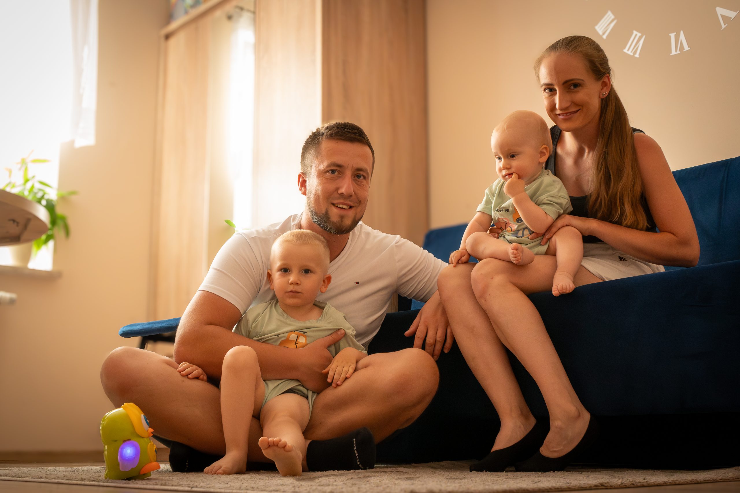 Rodzinna sesja zdjęciowa w domu – naturalne, kolorowe ujęcie w swobodnej atmosferze